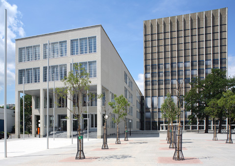 Ansicht_Ost_-4_TM.jpg - KIT-Bibliothek Süd: Neubau (links) und Altbau (rechts), Ansicht von Osten. Photo: Thilo Mechau