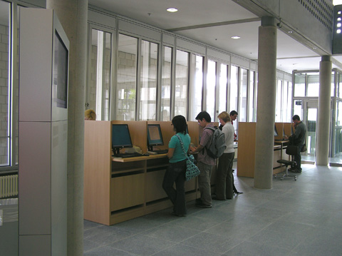 PCs_EG_2.jpg - KIT-Bibliothek Süd: Neubau, Benutzer-PCs im Eingangsbereich (West)
