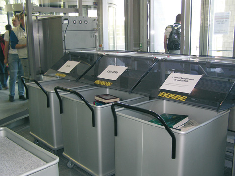 Rueckgabeautomat_Koerbe_1.jpg - KIT-Bibliothek Süd: Neubau, Auffangbehälter beim Buchrückgabeautomaten im EG