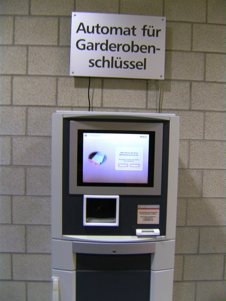 Schluesselautomat_Untergeschoss_1_ER.jpg - KIT-Bibliothek Süd: Neubau, Automat für Ausgabe und Rücknahme von Garderobenschlüsseln