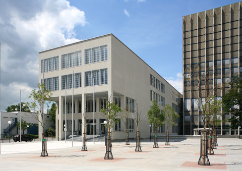 Ansicht_Ost_-3_TM.jpg - KIT-Bibliothek Süd: Neubau (links) und Altbau (rechts), Ansicht von Osten. Photo: Thilo Mechau