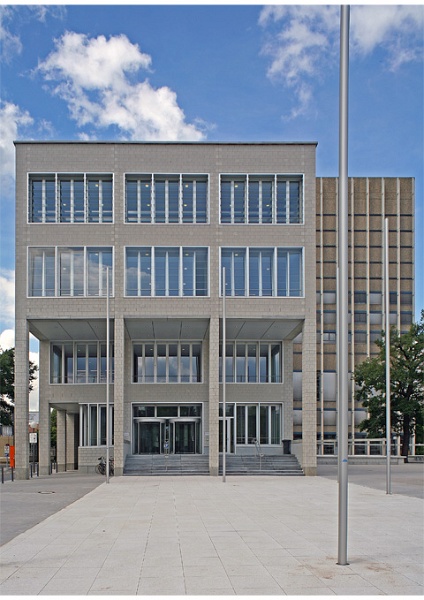 Ansicht_Ost_1_TM.jpg - KIT-Bibliothek Süd: Neubau mit Osteingang (links) und Altbau (rechts),  Ansicht von Osten. Photo: Thilo Mechau