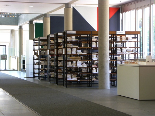 Abholregal_Erdgeschoss_1_ER.jpg - KIT-Bibliothek Süd: Neubau, Abholregal für bestelle Bücher im EG (Bereich Osteingang)