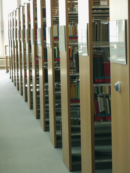 Buecherregal_6.jpg - KIT-Bibliothek Süd: Neubau, Lesesaal, Bücherregale mit Fachgebietsübersichten an den Stirnseite;  Notfallknöpfe