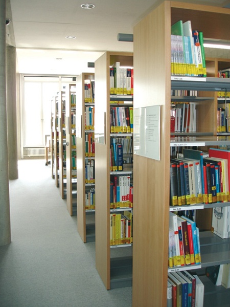 Buecherregal_7.jpg - KIT-Bibliothek Süd: Neubau, Lesesaal, Bücherregale mit Fachgebietsübersichten an den Stirnseiten