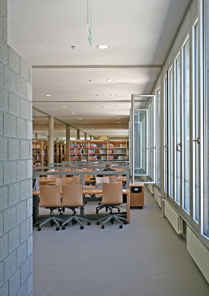 LS_Arbeitsplatz_1_TM.jpg - KIT-Bibliothek Süd: Neubau, Blick auf Lesesaalbereich, Benutzerarbeitsplätze. Photo: Thilo Mechau