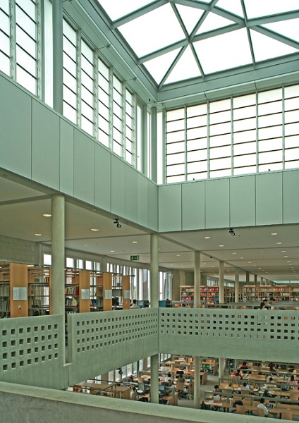 Lichthof_1_TM.jpg - KIT-Bibliothek Süd: Neubau, Blick auf Lesesaalbereich, Lichthof und Oberlicht. Photo: Thilo Mechau