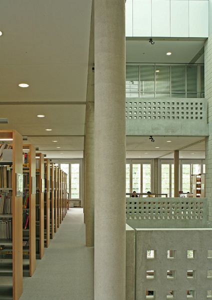 Lichthof_3_TM.jpg - KIT-Bibliothek Süd: Neubau, Blick auf Lesesaalbereich und Lichthof. Photo: Thilo Mechau