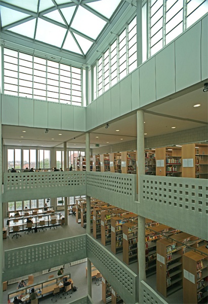 Lichthof_6_TM.jpg - KIT-Bibliothek Süd: Neubau, Blick auf Lesesaalbereich, Lichthof und Oberlicht. Photo: Thilo Mechau