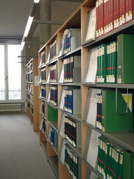 Zeitschriftenregal_1.jpg - KIT-Bibliothek Süd: Neubau, Lesesaal, Zeitschriftenregale mit Huber-Fächern für ungebundene Zeitschriftenhefte