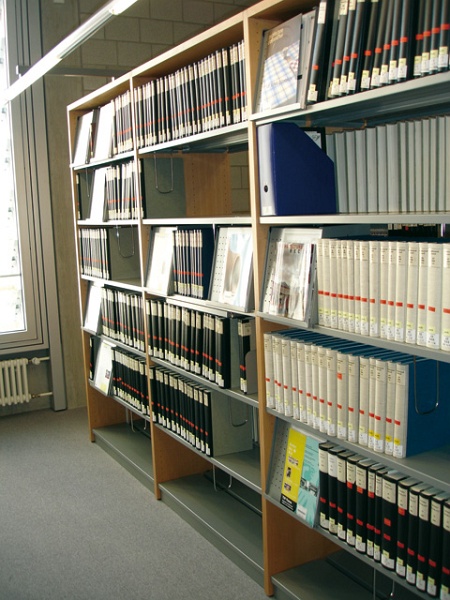 Zeitschriftenregal_10.jpg - KIT-Bibliothek Süd: Neubau, Lesesaal, Zeitschriftenregale mit Huber-Fächern für ungebundene Zeitschriftenhefte