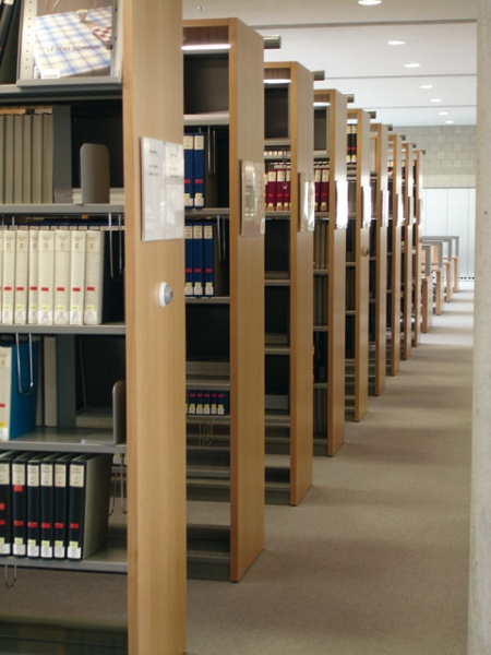 Zeitschriftenregal_2.jpg - KIT-Bibliothek Süd: Neubau, Lesesaal, Zeitschriftenregale mit Fachgebietsübersichten an den Stirnseiten; Notfallknöpfe