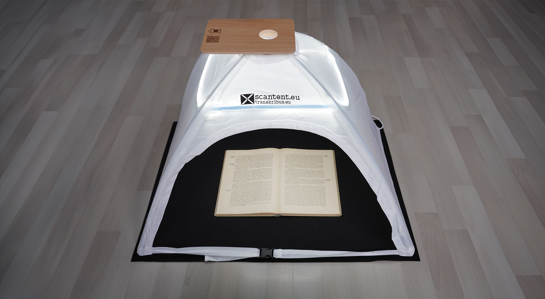 Portables Scanzelt mit offenem Buch zur Digitalisierung.