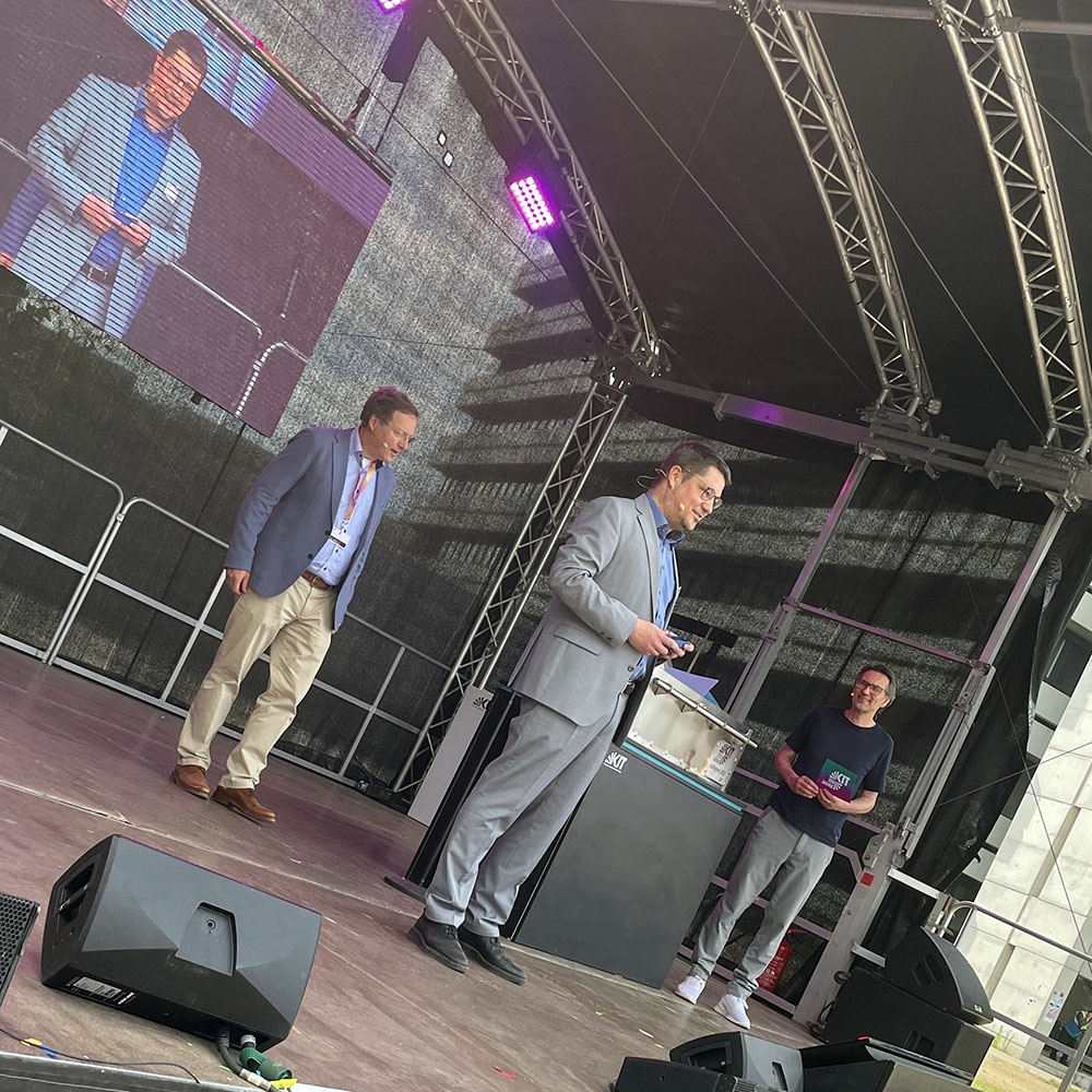 Verschluss der Zeitkapsel auf der Hauptbühne durch Arne Upmeier und Klaus Nippert