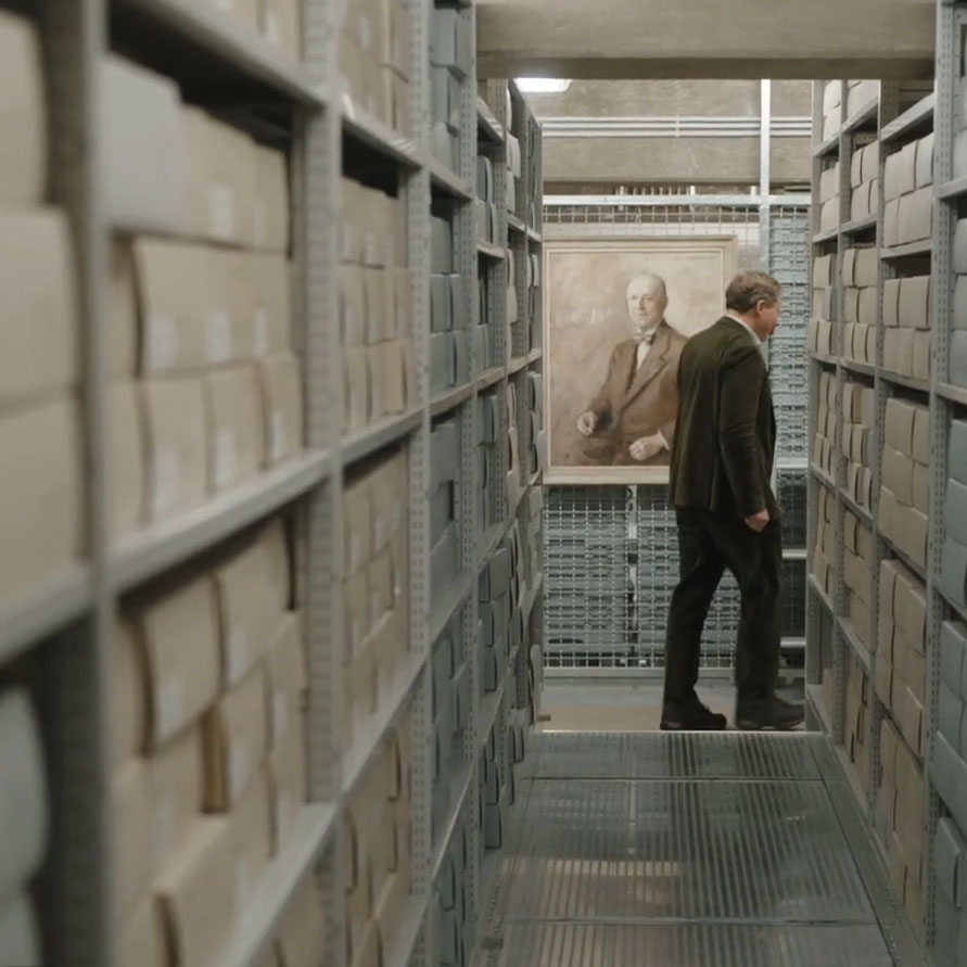 Archivleiter Klaus Nippert zwischen Regalen