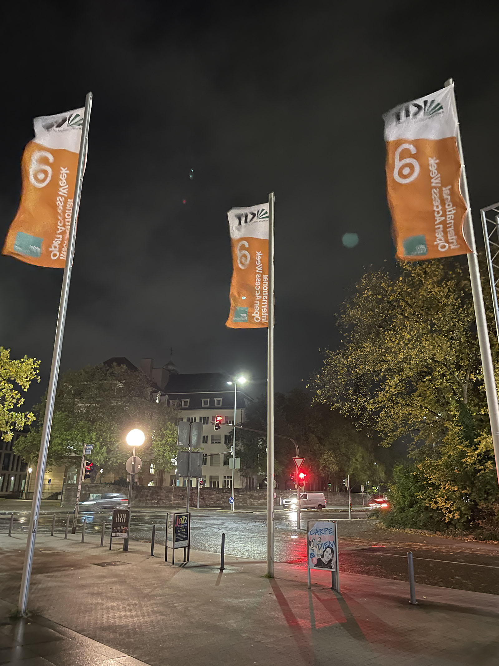 Fahnen vor der KIT-Bibliothek Süd