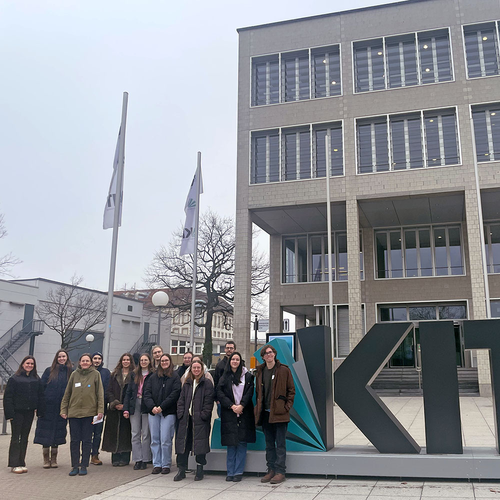 Teilnehmende am Selfie-Point vor der Bibliothek