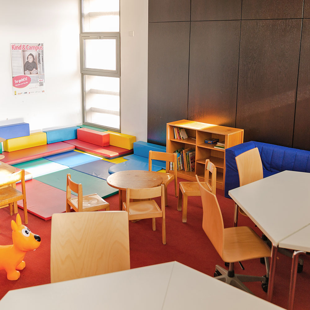 Krabbel- und Spielecke im Eltern-Kind-Lernraum in der KIT-Bibliothek