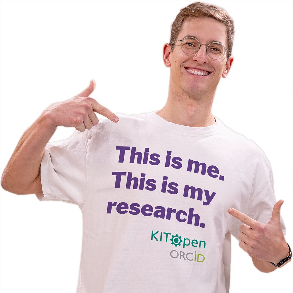 Mann mit T-Shirt und Aufschrift „This is me. This is my research.“ sowie KITopen- und ORCID-Logos.