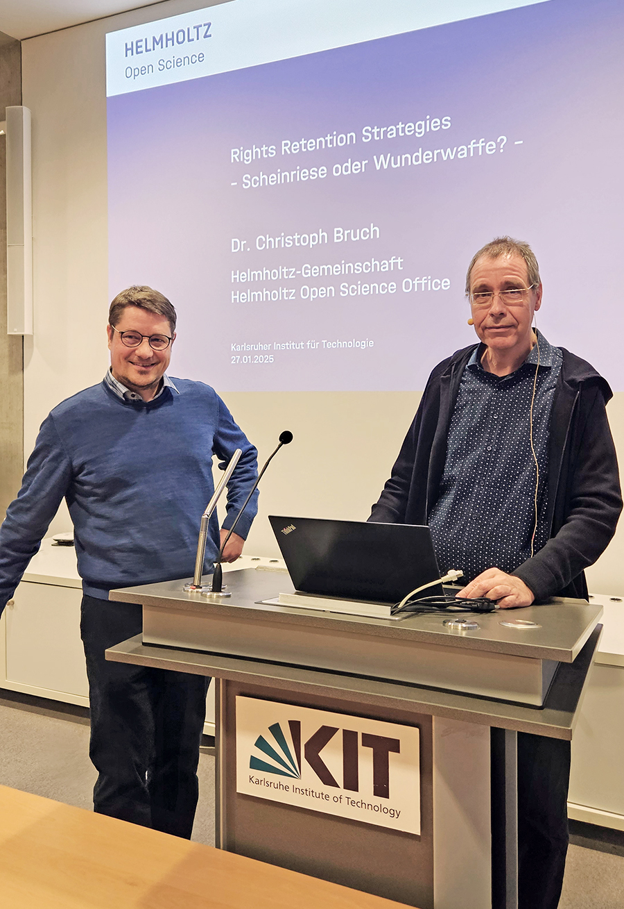 Dr. Arne Upmeier von der KIT-Bibliothek und Christoph Bruch im Vortragssaal der Bibliothek in Karlsruhe